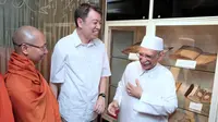 Imam Besar Masjid Ba'alwie Hassan al-Attas (kanan) saat menyambut Anggota Parlemen Melvin Yong (tengah) dan perwakilan kuil Buddha Singapura (kiri) (Masjid Ba'alwie/Facebook)