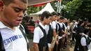 Para siswa penyandang disabilitas memainkan angklung saat Perayaan 50 Tahun Persatuan Tuna Netra Indonesia (Pertuni) 2016, Jakarta, Minggu (31/1/2016). Djarot mendukung para penyandang tunanetra agar dapat bersekolah. (Liputan6.com/Faizal Fanani)