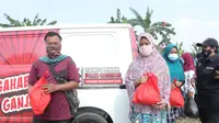 Sahabat Ganjar grebek pasar membantu pedagang dan buruh terdampak pandemi covid-19. (Liputan6.com/Muhammad Radityo Priyasmoro)