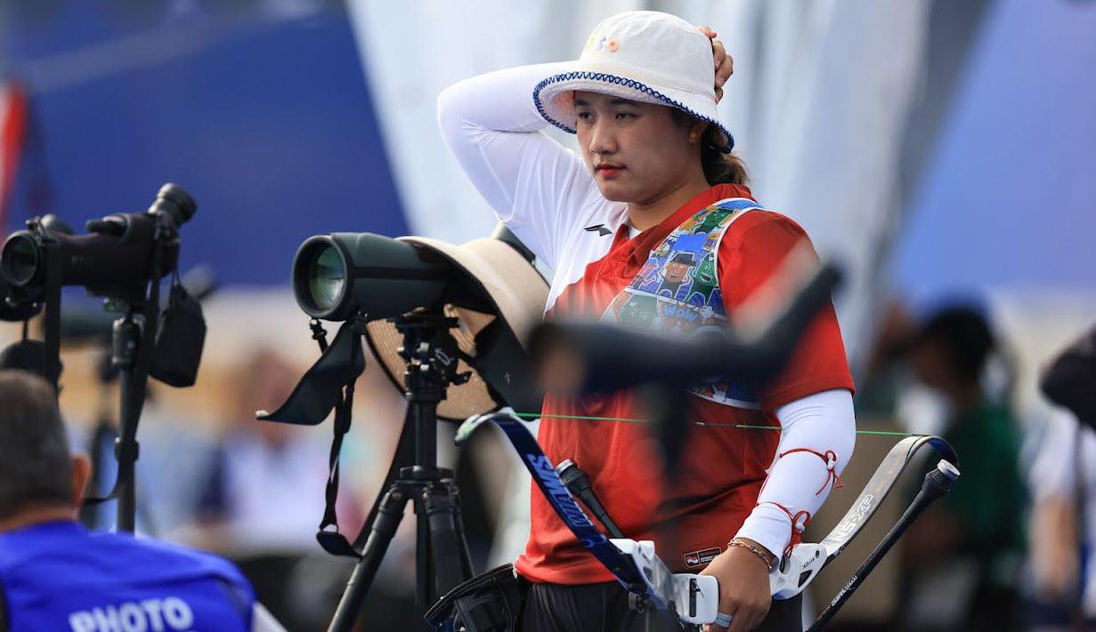 <p>Atlet panahan putri Indonesia, Rezza Octavia saat berlomba dalam rangkaian kualifikasi cabor panahan Olimpiade Paris 2024 di Invalides Arena, Paris, Kamis (25/7/2024). Di nomor individual, Rezza Octavia menempati peringkat ke-32 dengan memgumpulkan total 650 poin. (Dok. NOC Indonesia)</p>