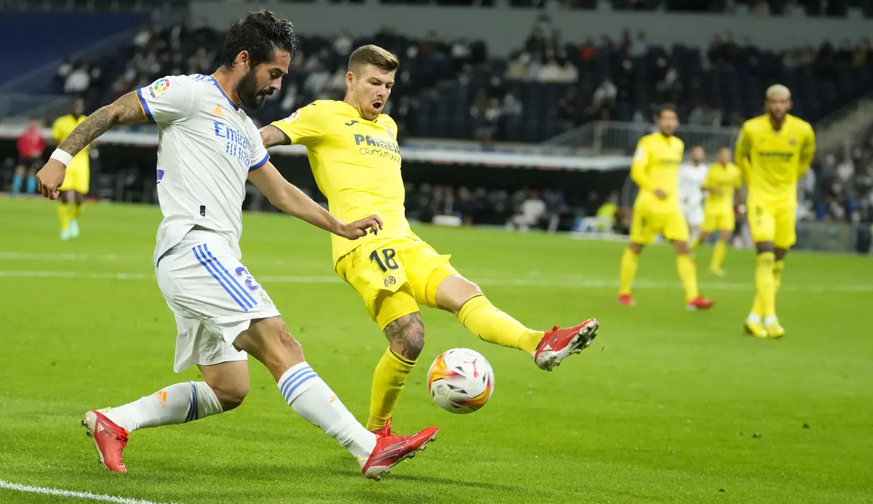 Gelandang Real Madrid Isco menembak ke gawang tetapi dihadang bek Villarreal Alberto Moreno pada jornada ketujuh La Liga Spanyol di Santiago Bernabeu, Minggu (26/9/2021) dini hari WIB. Real Madrid hanya mampu bermain imbang tanpa gol kala menjamu Villarreal. (AP Photo/Manu Fernandez)