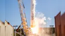 Penyangga roket melepaskan diri saat Falcon 9 meluncur menuju kapal drone di Pasifik, California, Sabtu (14/1) Falcon 9 membawa satelit 10 Iridium Next hasil kembangan perusahaan iridium Communication Inc. yang berbasis di Virginia, AS.  (AP Photo)