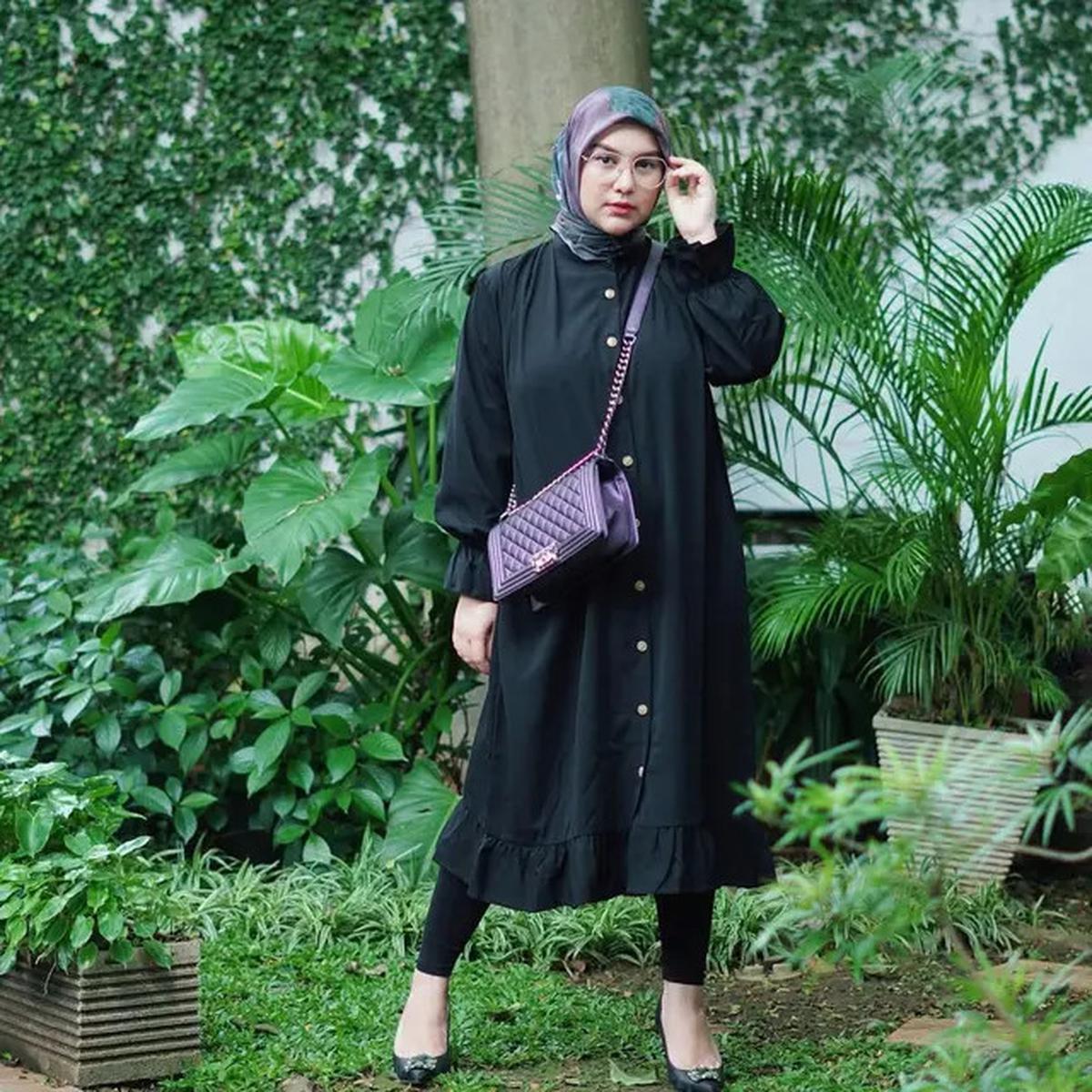 6 Model Gamis Hitam Elegan Irish Bella dan Setelan Hijabnya, Inspirasi Gaya Modis Ibu Muda Usia 30-an di 2025