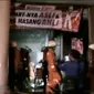 Diler  motor di Jalan Daan Mogot hangus terbakar. Massa menuding Jusuf Kalla intervensi Bareskrim Polri terkait dugaan korupsi PT Pelindo.
