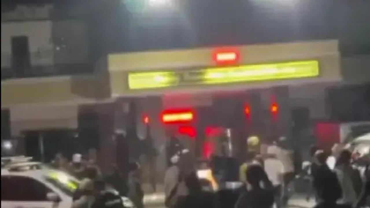 Malam-Malam Massa Datangi Polres Lumajang Jebol Pintu Gerbang, Protes Pelaku Pencurian Tewas