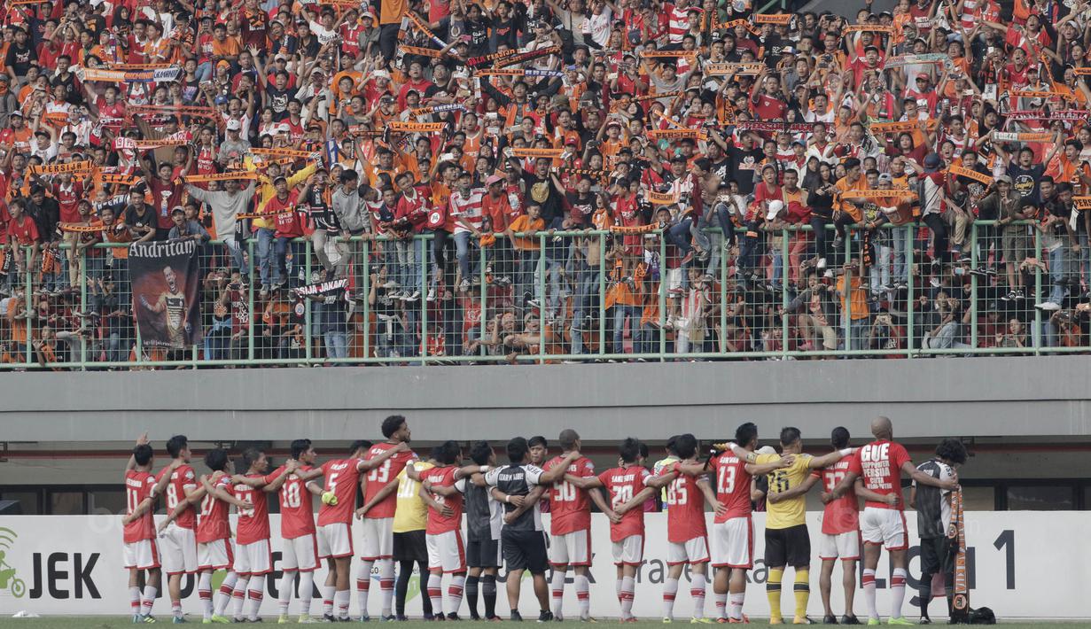 Para pemain Persija mengucapkan terima kasih kepada The Jakmania usai melawan Persiba pada laga Liga 1 di Stadion Patriot, Bekasi, Jumat  (12/8/2017). Persija menang 2-0 atas Persiba. (Bola.com/M Iqbal Ichsan)