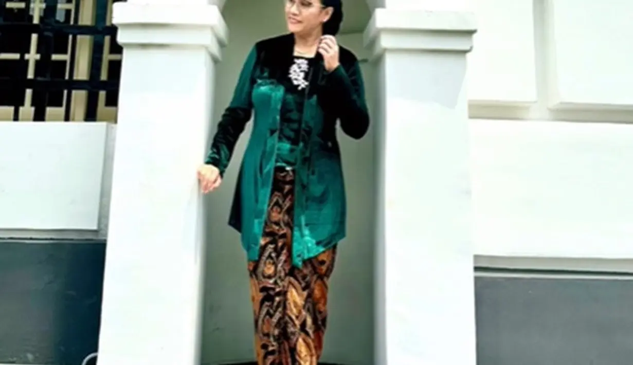 Penampilan tak kalah manis dari Menkeu RI Sri Mulyani saat mengenakan kebaya. Kebaya kutu baru velvet berwarna hijau dipadukan dengan kain batik cokelat tua yang serasi, serta sematan bros silver di bagian tengah dada menyempurnakan gaya Ibu Menteri yang satu ini. [Foto: Instagram/smindrawati]