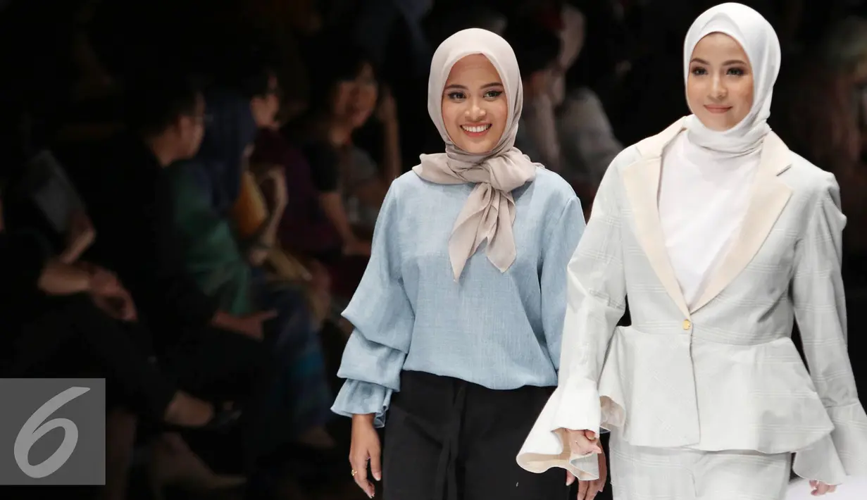 Aktris Natasha Rizki mengenakan hijab ikut tampil saat parade desainer dalam acara pembukaan Jakarta Fashion Week 2017 di Senayan City, Jakarta, Sabtu (22/10). (Liputan6.com/Immanuel Antonius)