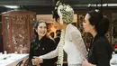 <p>Penampilan Dian Sastro di prosesi pernikahan yang digelar Adinia Wirasti-Michael Wahr di Jakarta, cukup berbeda dari sebelumnya. Foto: Instagram.</p>