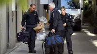 Petugas polisi tengah mengidentifikasi pengiriman 38 paket berbahaya ke kantor-kantor konsulat di Australia, Rabu 9 Januari 2019 (AFP/William West)