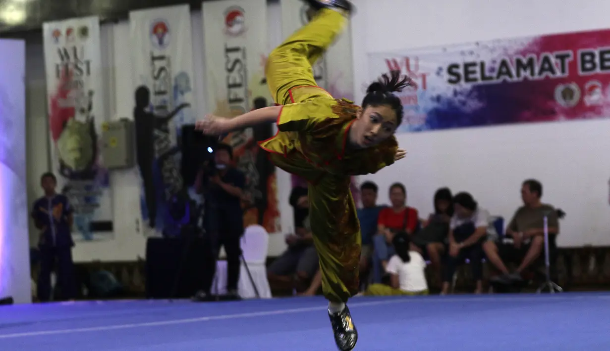 Atlet wushu saat mengikuti Festival Wushu di Wisma Serba Guna Senayan, Jakarta, Jumat (20/12). Ratusan atlet wushu berusia 6-15 tahun ikuti kejuaraan wushu nasional. (Bola.com/Yoppy Renato)