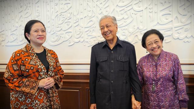 Mantan Perdana Menteri Malaysia Mahathir Mohamad Bersama Ketua Umum PDIP Megawati Soekarnoputri serta Ketua DPR RI Puan Maharani.