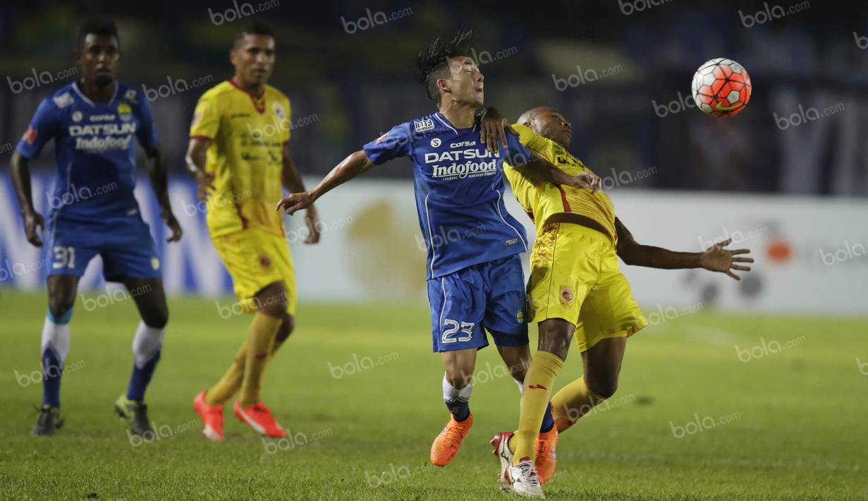 Kim Jeffrey Kurniawan mampu menjaga lini tengah, namun Juan Belencoso tidak produktif pada laga perdana Persib di Torabika Soccer Championship 2016 di Stadion Si Jalak Harupat, Bandung, Sabtu (30/4/2016). (Bola.com/Vitalis Yogi Trisna)