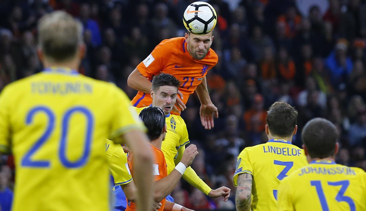 Aksi pemain Belanda, Bas Dost menyundul bola ke gawang Swedia pada kualifikasi Piala Dunia 2018 grup A di Amsterdam Arena, Amsterdam (10/10/2017). Belanda menang 2-0 . (AP/Peter Dejong)