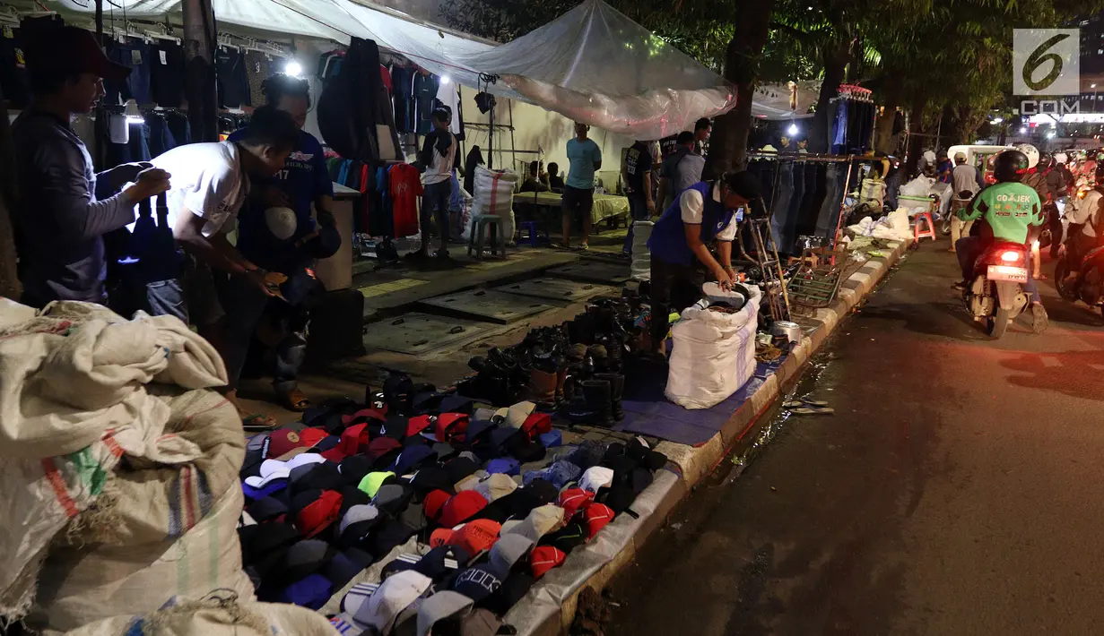 Puluhan Pedagang kakli lima (PKL) berjualan di trotoar Jalan Sudirman di Kawasan Bendungan Hilir, Jakarta Pusat, Selasa (30/1). (Liputan6.com/JohanTallo)