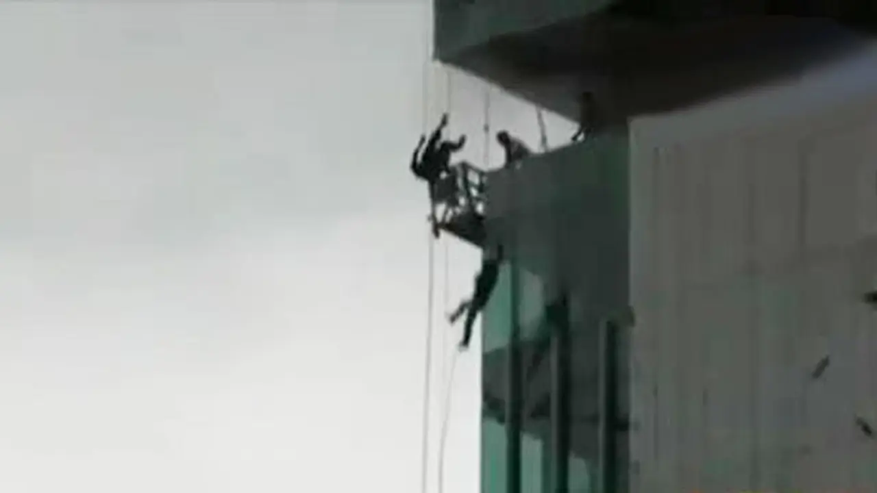 Detik-Detik Pekerja Jatuh Saat Kebakaran di Kelapa Gading