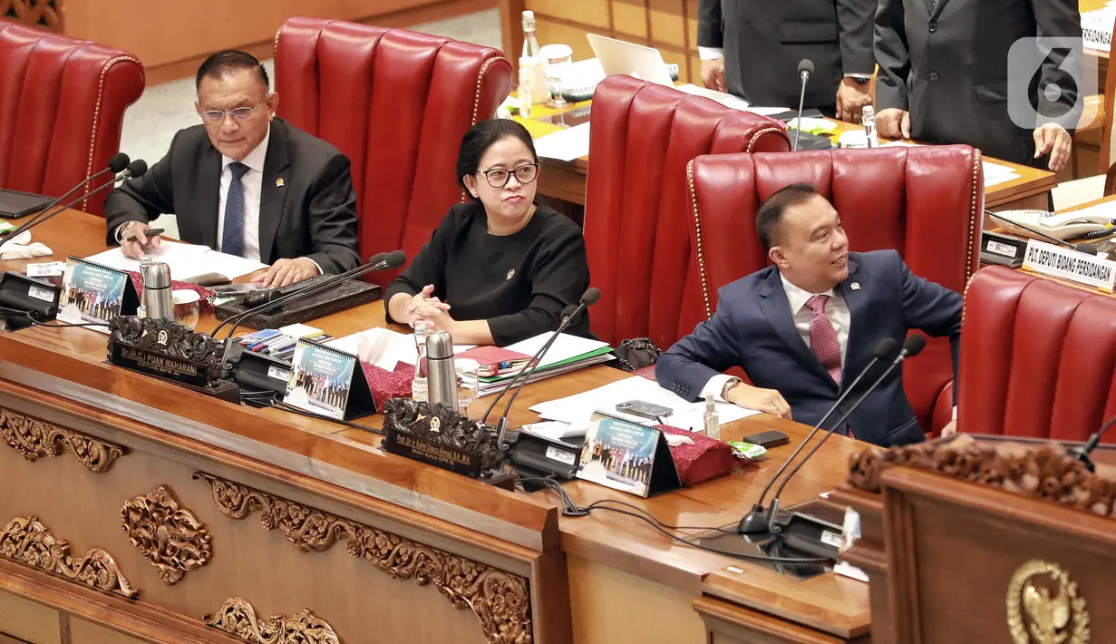 Ketua DPR Puan Maharani (tengah) bersama Wakil Ketua DPR RI Sufmi Dasco Ahmad (kanan) dan Lowedijk F. Paulus (kiri) saat Rapat Paripurna ke-10 masa persidangan II tahun 2022-2023 di Kompleks Parlemen, Senayan, Jakarta, Selasa, (17/11). Rapat Paripurna DPR RI mengesahkan pembentukan provinsi Papua Barat Daya. (Liputan6.com/Angga Yuniar)