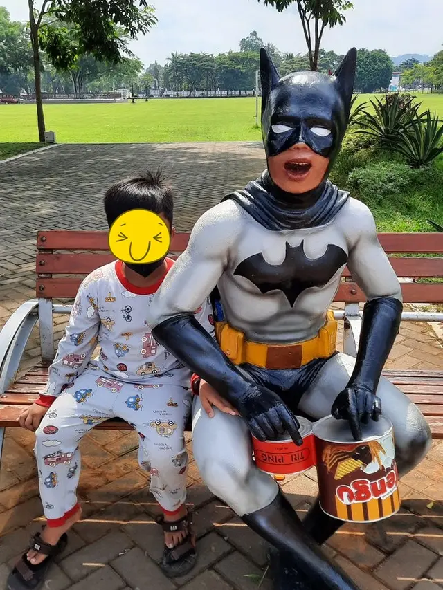 Patung Superhero di Taman