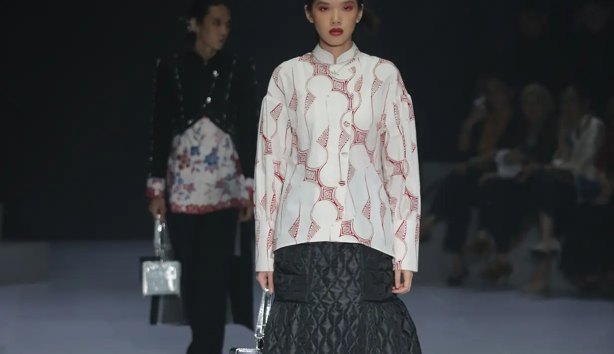 Wilsen Willim menampilkan 20 busana siap pakai dengan sentuhan batik koleksi Batik Keris. [Foto: Document FIMELA/Daniel Kampua]