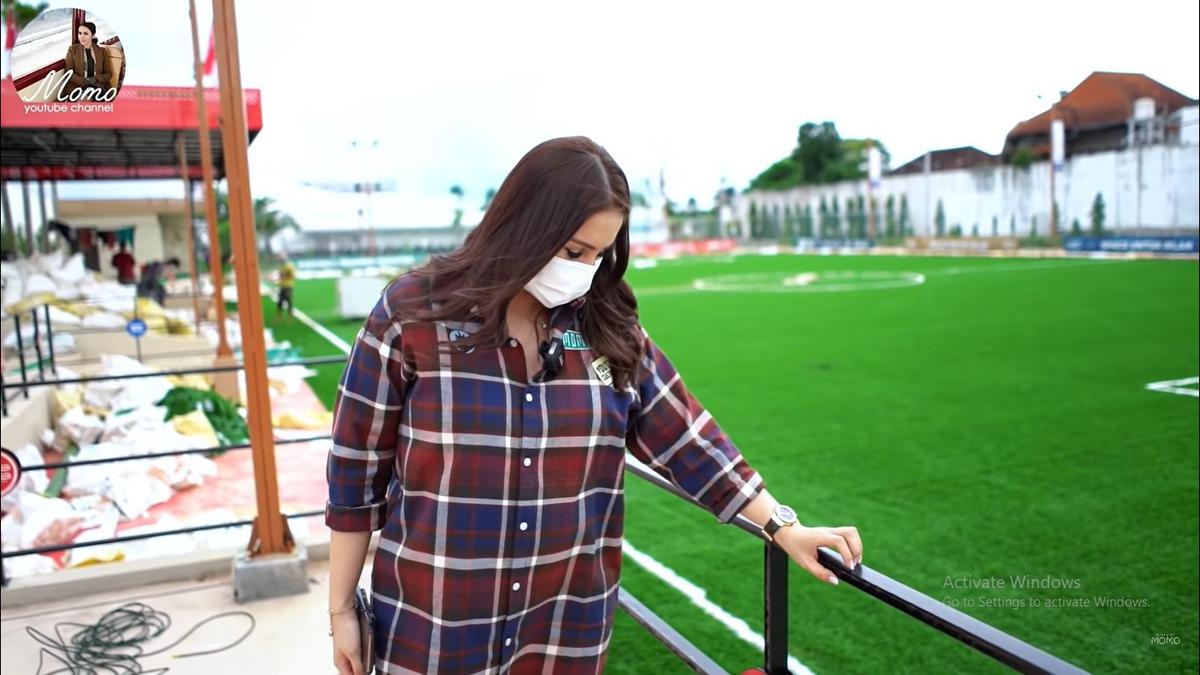 Definisi Sultan! Momo Punya Banyak ART, Lapangan Golf Pribadi Hingga Buatkan Lapangan Bola Berstandar FIFA untuk Anak