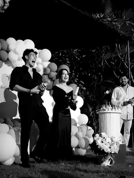 Sementara itu, sang kekasih memakai kemeja dan celana hitam.sambil memeluk mesra dan memegang baby bump Jenifer. [Foto: IG/jennifercoppenreal20].