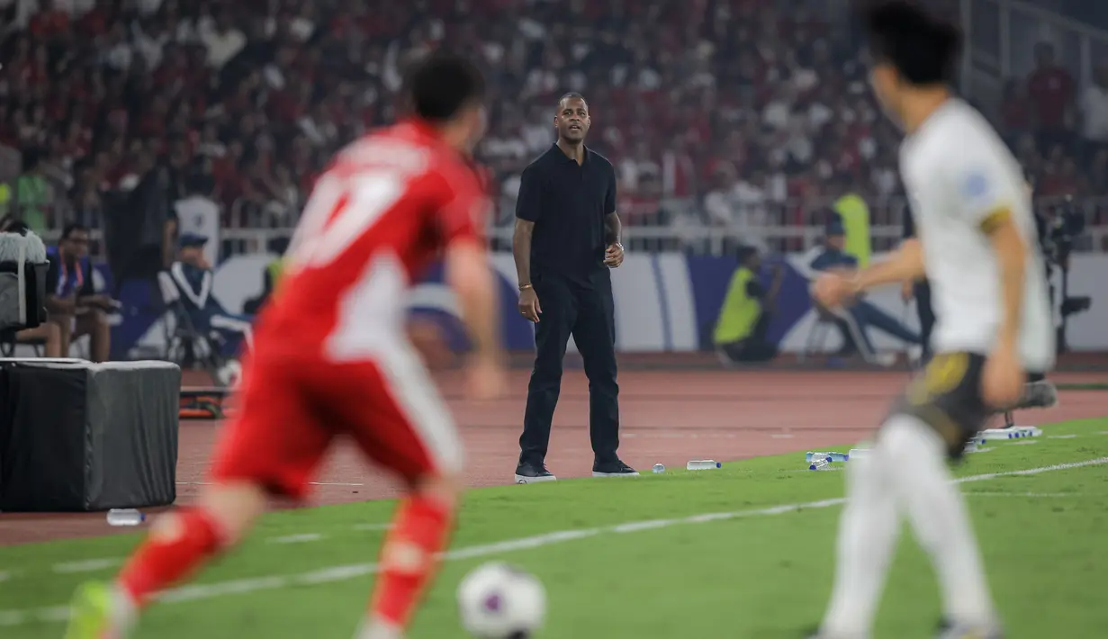 <p>Ekspresi pelatih Timnas Indonesia, Patrick Kluivert, saat melawan Timnas&nbsp;China dalam laga Kualifikasi Piala Dunia 2026 zona Asia di Stadion Utama Gelora Bung Karno (SUGBK) Senayan, Jakarta, Kamis (5/6/2025). (Bola.com/Bagaskara Lazuardi)</p>