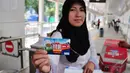 Calon penumpang menunjukan e-ticket Transjakarta di Halte Karet, Jakarta, Senin (4/8/2014) (Liputan6.com/Faizal Fanani)