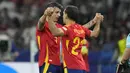 Gelandang Timnas Spanyol, Mikel Oyarzabal (kanan) memasuki lapangan menggantikan rekannya, Alvaro Morata pada laga final Euro 2024 menghadapi Timnas Inggris di Olympiastadion, Berlin, Jerman, Minggu (14/7/2024). (AP Photo/Frank Augstein)