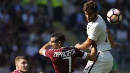 Pemain AS Roma, Federico Fazio (kanan)  berduel dengan pemain Torino, Davide Zappacosta dalam lanjutan Serie A Italia di Stadion "Grande Torino" (Olimpico), Turin (25/9/2016). (AFP/Marco Bertorello)