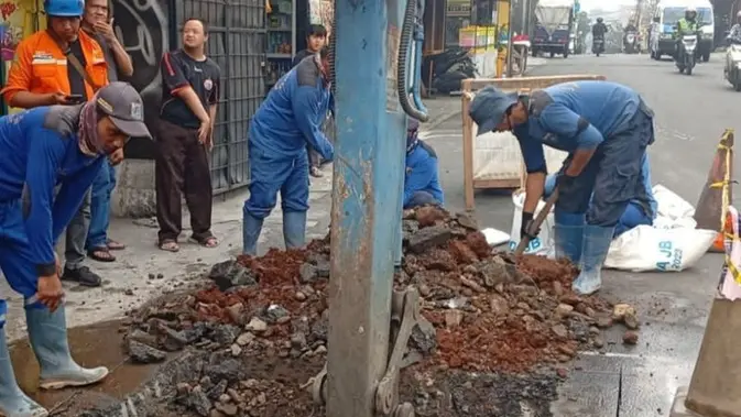 Jalan Assirot Ambles Lagi, Lubang 2,5 Meter Menganga