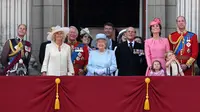 Keluarga kerajaan Inggris menyaksikan Trooping the Color Parade di balkon Istana Buckhingham, London, Sabtu (17/6). Trooping the Color Parade adalah acara tahunan untuk merayakan hari resmi ulang tahun Ratu Elizabeth. (CHRIS J RATCLIFFE / AFP)