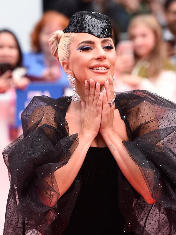 Lady Gaga berpose di karpet merah saat tiba menghadiri pemutaran film 