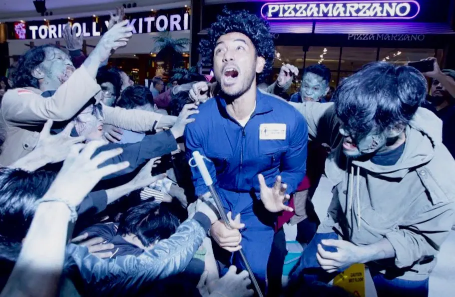 Sebuah mall menjadi heboh dengan kemunculan puluhan zombie saat premiere film 5 Cowok Jagoan. (Ruswanto/bintang.com)