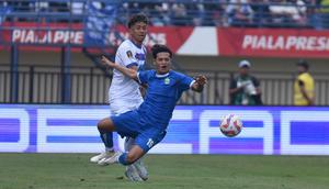 Bek Persib Alfeandra Dewangga dijegal pemain Port FC pada pertandingan Grup B Piala Presiden 2025. (Dok PERSIB.co.id/Fernando Hero)