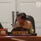 Presiden Joko Widodo berbincang dengan Wakil Presiden Jusuf Kalla saat rapat terbatas di Kantor Presiden, Jakarta, Selasa (8/1). Ratas itu membahas pengelolaan transportasi di Jabodetabek. (Liputan6.com/Angga Yuniar)