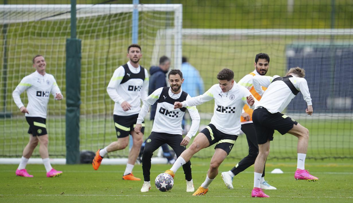 Pemain Manchester City, Julian Alvarez, mengikuti sesi latihan jelang laga final Liga Champions di Manchester, Selasa (6/6/2023). Manchester City akan berhadapan dengan Inter Milan di Stadion Olimpiade Ataturk, Turki, Minggu (11/6/2023), Pukul 02.00 WIB. (AP Photo/Jon Super)