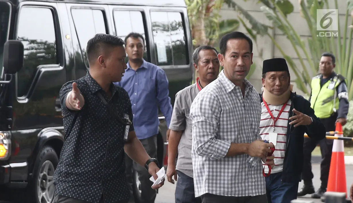 Terpidana Tubagus Chaeri Wardana atau Wawan (kanan) dan Fuad Amin tiba di Gedung KPK, Jakarta, Senin (22/10). Keduanya menjalani pemeriksaan sebagai saksi dugaan suap pemberian fasilitas dan izin di Lapas Sukamiskin. (Liputan6.com/Herman Zakharia)