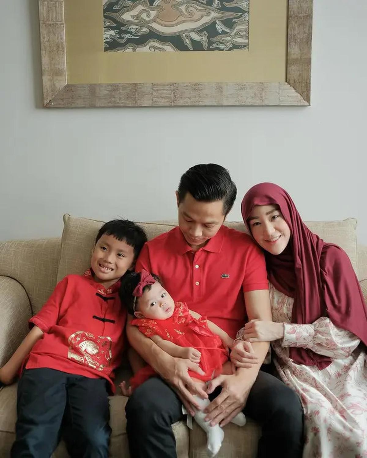 6 Potret Larissa Chou Rayakan Imlek Bareng Keluarga, Anaknya Senang Dapat Angpao