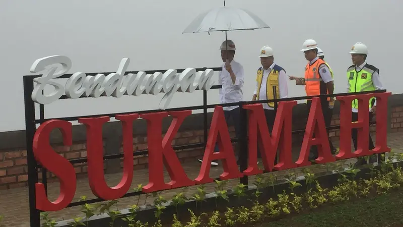 Presiden Joko Widodo (Jokowi) meninjau proyek bendungan Sukamahi dan Ciawi.