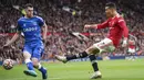 Manchester United langsung merespon gol Everton melaui Cristiano Ronaldo. Sayang, sepakannya ke tiang jauh usai bekerjasama dengan Jadon Sancho masih belum tepat sasaran. (AP/Dave Thompson)