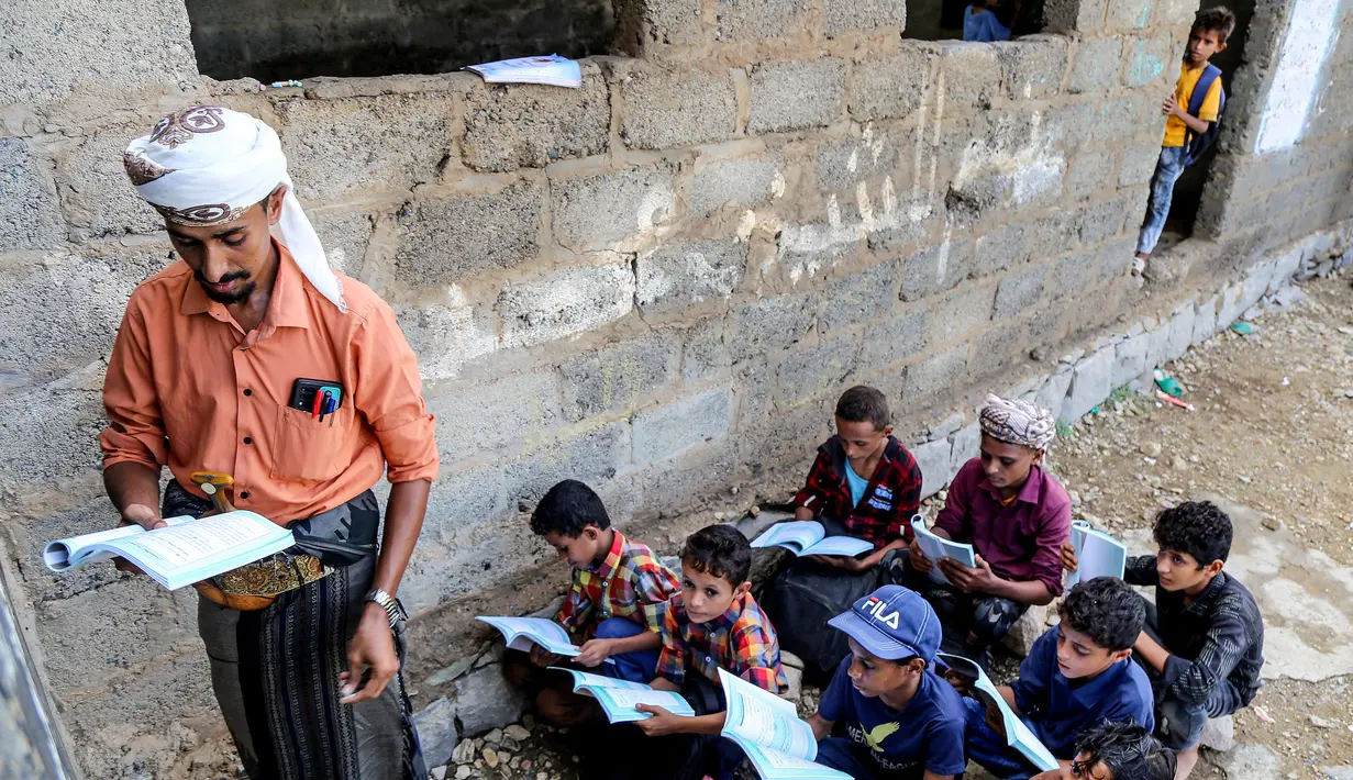 Sejumlah anak-anak terpaksa belajar di luar ruang kelas darurat. (Khaled ZIAD/AFP)