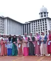16 finalis Puteri Muslimah Asia 2018 mengunjungi Masjid Istiqlal Jakarta. Para finalis dari berbagai negara asia itu berkesempatan melihat-lihat masjid terbesar di Asia Tenggara tersebut. (Nurwahyunan/Bintang.com)