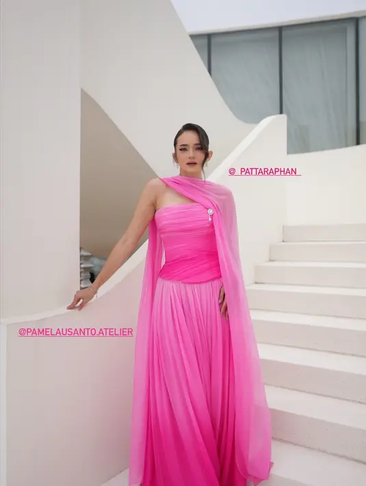 Tampilan anggun Enzy diperkuat dengan sematan mini bross dan selendang tulle di leher. [@enzystoria]