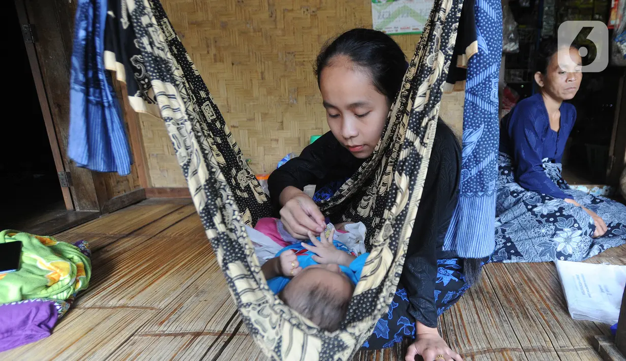 Seperti diungkapkan Bidan Pita dari Puskemes Cisimeut yang sudah enam tahun keluar masuk Kampung Baduy dalam menjalankan pelayanan kesehatan, “Imun mereka terbentuk dari kebiasaan sehari-hari. (merdeka.com/Arie Basuki)