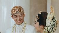 Beskap tersebut  dilengkapi dengan kain batik sebagai bawahan dan blangkon. [@morden.co].