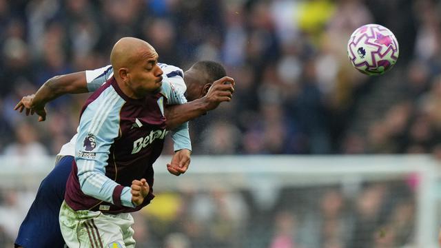 Donyell Malen dari Aston Villa berebut bola dengan Djed Spence dari Tottenham