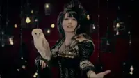 Di video Appasionato, Nana tampil dengan kostum serba hitam dan seekor burung hantu di lengannya.