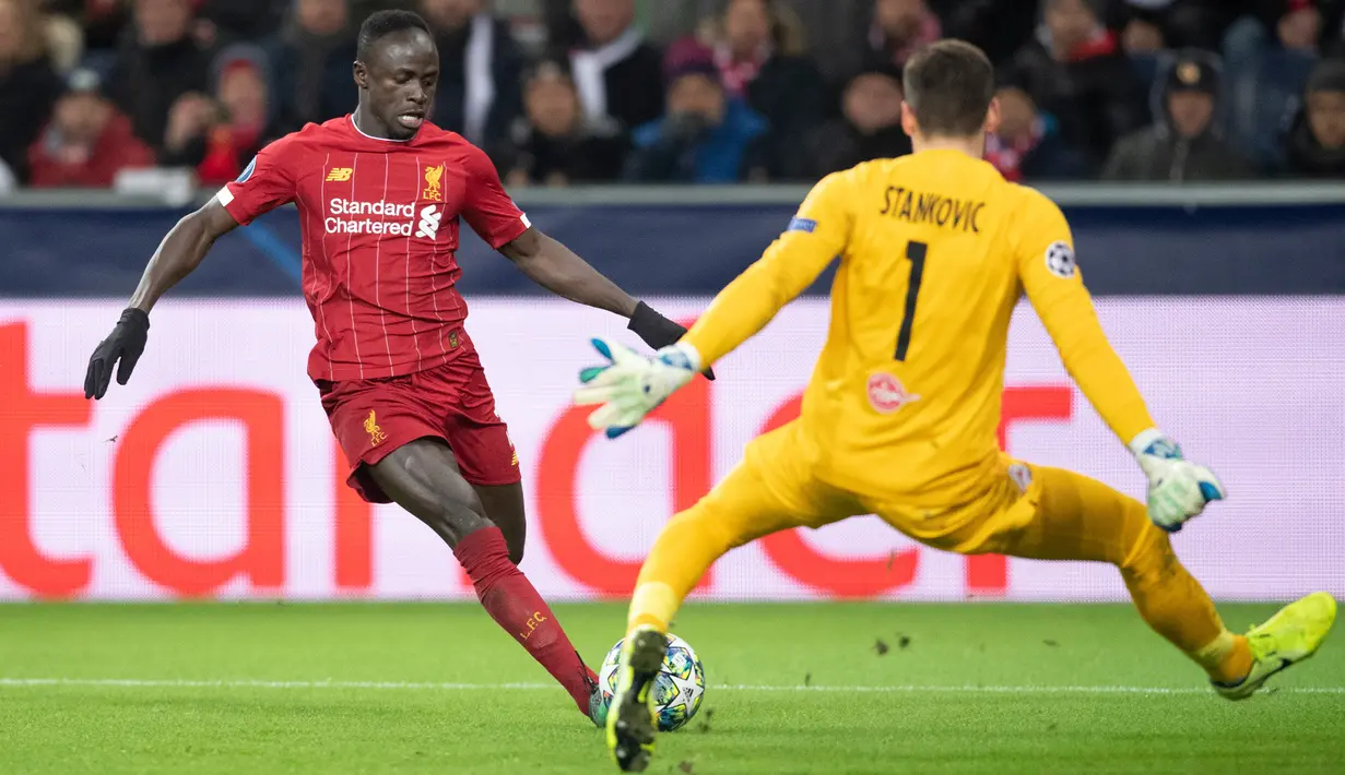 Kiper Red Bull Salzburg Cican Stankovic menyelamatkan gawang dari tendangan pemain Liverpool Sadio Mane saat pertandingan Grup E Liga Champions di Salzburg, Austria, Selasa (10/12/2019). Liverpool menang 2-0 dan lolos ke babak 16 besar Liga Champions. (JOE KLAMAR/AFP)