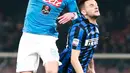 Gelandang Napoli, Jorginho (kiri) berebut bola udara dengan gelandang Inter Milan, Marcelo Brozović pada lanjutan Liga Serie A di  San Paolo, Naples, Italia (30/11). Napoli menang atas Inter Milan dengan skorg 2-1. (AFP/CARLO Hermann)