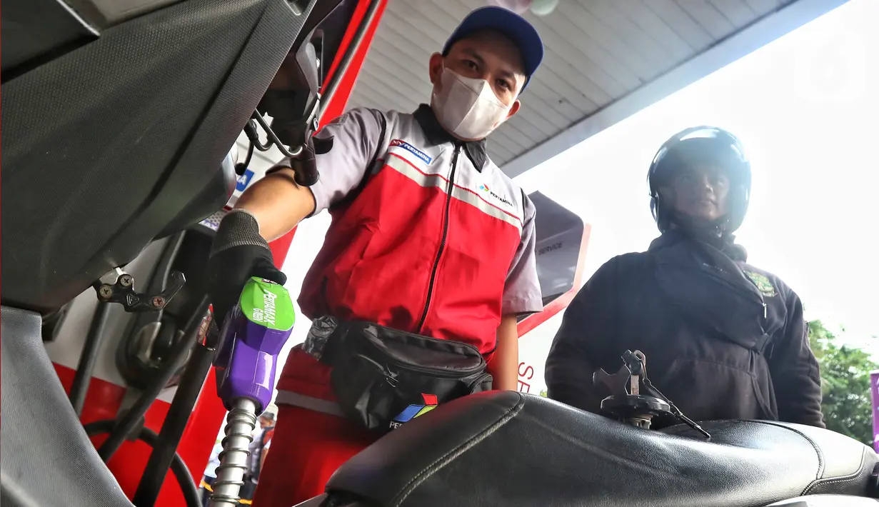 Penjualan BBM Pertamax Green 95 ini baru akan dijual di 5 SPBU Jakarta dan 10 SPBU di Surabaya.  (Liputan6.com/Angga Yuniar)